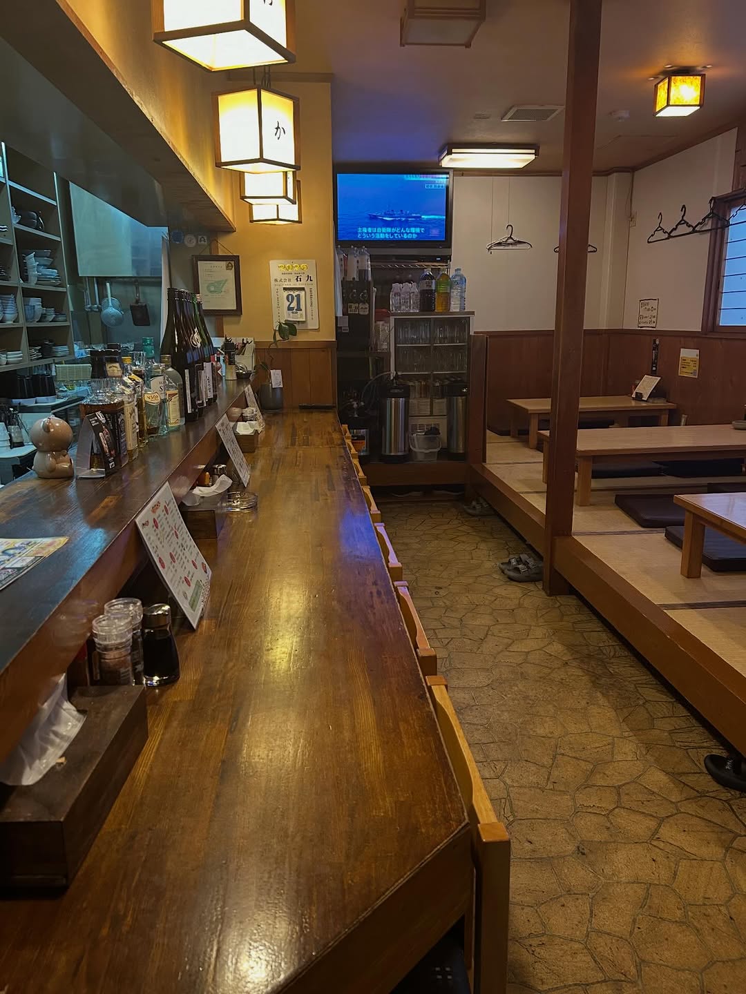 カウンターと店内